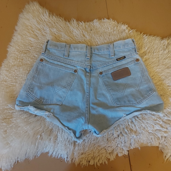 Super cute wrangler shorts - Picture 2 of 5